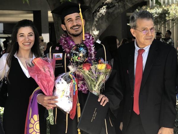 Festhalten an Erinnerungen: Jamshid Sharmahd (rechts) bei der Feier des  Universitätsabschlusses seines Sohnes Shayan Sharmad (Mitte) zusammen mit der Tochter Gazelle Sharmahd.