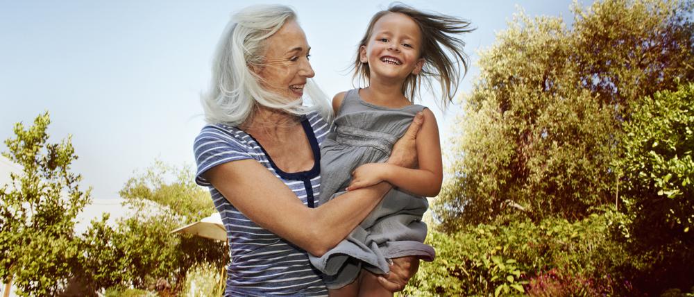 Ob die Menopause Frauen ermöglichen sollte, sich besser um ihre Enkel zu kümmern, ist umstritten. Eher ermöglicht sie ihnen ein längeres Leben.