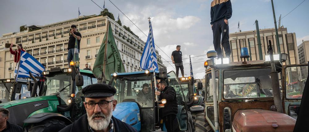 Griechische Bauern nehmen am 20. Februar an einer Protestaktion vor dem Parlament in Athen teil.
