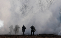 Griechische Bereitschaftspolizisten stehen inmitten von Tränengaswolken in der Nähe des türkischen Grenzübergangs. Foto: REUTERS/Florion Goga