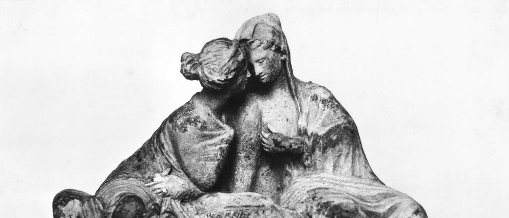 Griechische Terrakotta: Zwei konspirative Frauen. 