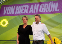 Erfolg in Grün: Mona Neubaur und Robert Habeck. Foto: REUTERS/Benjamin Westhoff