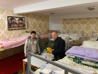 Gregor Gysi besucht in Lemberg auf seiner Reise in die Ukraine eine Notunterkunft für Flüchtlinge aus den Kriegsgebieten Foto: dpa/Michael Schlick