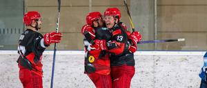 Gregor Kubail (r.) freut sich mit den Teamkollegen über eines seiner bislang 28 Saisontore in der Eishockey-Regionalliga Ost.
