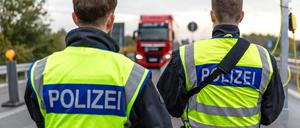 Beamte der Bundespolizei beobachten an der Autobahn A15, an der Grenze zwischen Polen und Deutschland, den aus Polen einreisenden Fahrzeugverkehr. 