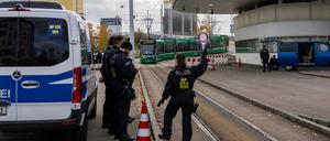 Beamte der Bundespolizei halten eine Straßenbahn aus Basel an einem Grenzübergang in Weil am Rhein an.