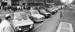 Andere Zeiten, andere Autos: Lada und Trabant parken unmittelbar nach der Öffnung der Berliner Mauer im November 1989 vor dem Kaufhaus des Westens (KaDeWe) am Tauentzien. 