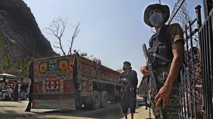 Ein pakistanischer Soldat (r) und Kämpfer der Taliban stehen Wache an einem Grenzübergang zwischen Pakistan und Afghanistan in der Provinz Khyber Pakhtunkhwa auf den jeweiligen Seiten der Länder. 