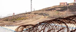 Auf der spanischen Exklave Ceuta befindet sich die EU Außengrenze zu Marokko. Die Grenze ist mit einem Grenzzaun gesichert. Es kommt immer wieder zu illegalen Grenzübertritten.