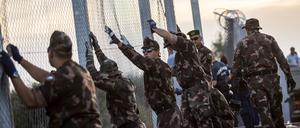 Ungarische Soldaten errichten am 14.09.2015 in Röszke an der Grenze zwischen Serbien und Ungarn einen Zaun. 