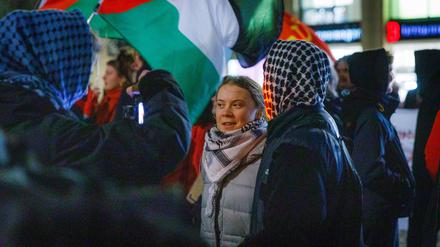 Die schwedische Klimaaktivistin Greta Thunberg nimmt an einer pro-palästinensischen Demonstration in Leipzig teil. 