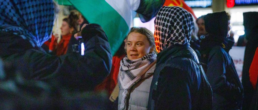 Die schwedische Klimaaktivistin Greta Thunberg nimmt an einer pro-palästinensischen Demonstration in Leipzig teil. 