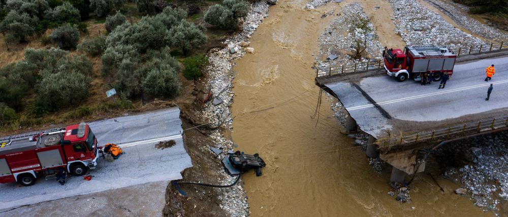 In der Region Thessalien sind die Überschwemmungen besonders katastrophal. Eine Brücke in Volos ist teilweise zerstört, ein Auto in die Tiefe gestürzt. 