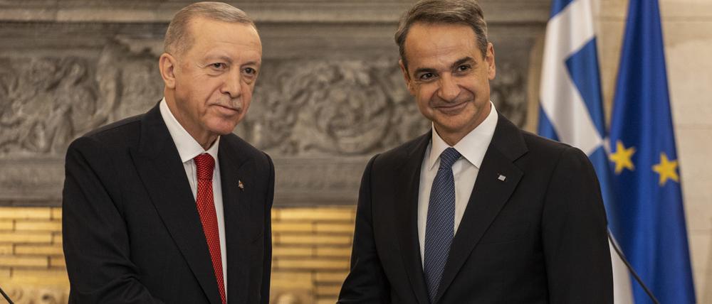 Der türkische Staatspräsident Recep Tayyip Erdogan (l) und der griechische Ministerpräsident Kyriakos Mitsotakis geben nach ihrem Treffen in der Maximos-Villa eine gemeinsame Pressekonferenz. Griechenland und die Türkei wollen ihre angespannte Beziehung durch eine Reihe vertrauensbildender Maßnahmen verbessern. 