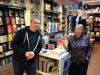 Die Besitzer des Comicladens Grober Unfug stehen zwischen den Bücherregalen. Foto: Lars von Törne
