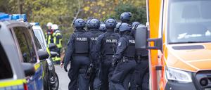 Polizisten sind vor einer Schule in Köln Müngersdorf im Einsatz. Der Hinweis auf einen bewaffneten, 12 Jahre alten Schüler an einer Förderschule hat einen Großeinsatz von Polizei und Feuerwehr ausgelöst. 