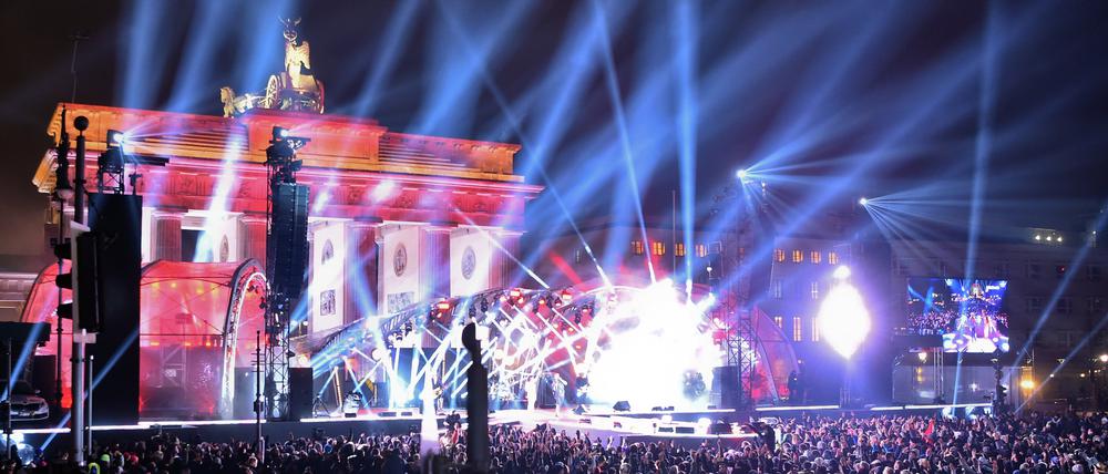  Die Besucher feiern am 31.12.2016 in Berlin auf der Festmeile vor dem Brandenburger Tor. 