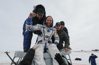 Freundschaft. Alexander Gerst nach der Landung mit Bodenpersonal, das ihm aus der Kapsel half. Foto: Shamil Zhumatov/REUTERS