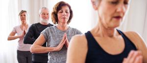 Ältere Menschen beim Yoga: Die innere Mitte wiederzufinden, ist manchmal sehr schwer.