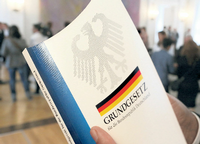 Eine Ausgabe des Grundgesetztes ist am 22.05.2014 während der Einbürgerungsfeier im Schloss Bellevue in Berlin zu sehen.