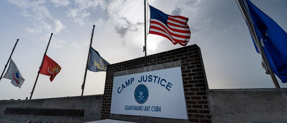 Flaggen wehen auf Halbmast in Camp Justice auf dem Marinestützpunkt Guantanamo Bay, Kuba. 