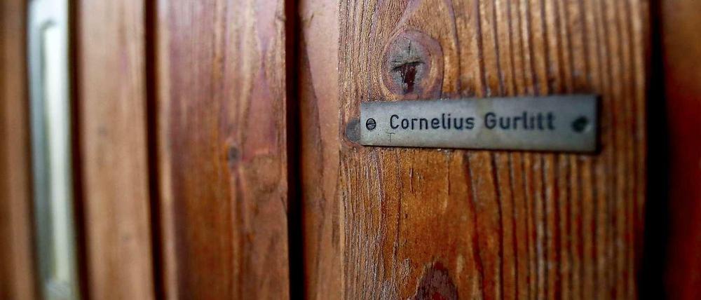 Unter Verschluss. Hier Cornelius Gurlitts Haustür seiner Salzburger Wohnung. Die in seinem Münchner Domizil beschlagnahmten Werke wollen die die Bayrischen Behörden nicht veröffentlichen, aus Rücksicht auf die Rechte möglicher Eigentümer sagen sie. Aber die kritischen Stimmen mehren sich. 