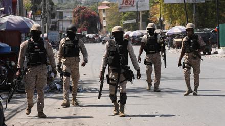 Polizei patrolliert in Port-au-Prince, nachdem Banden das Regierungsgebäude in Haiti angegriffen haben. 