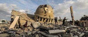 Palästinenser begutachten die Ruinen einer zerstörten Moschee. Die israelische Luftwaffe hat weitere Ziele im Gazastreifen attackiert.