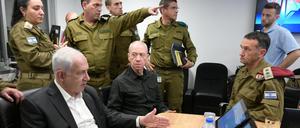 Premier Benjamin Netanjahu (links) bespricht sich mit Militärs.