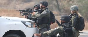 Israelische Streitkräfte suchen am Tag nach dem tödlichen Großangriff der Hamas nach Terroristen.