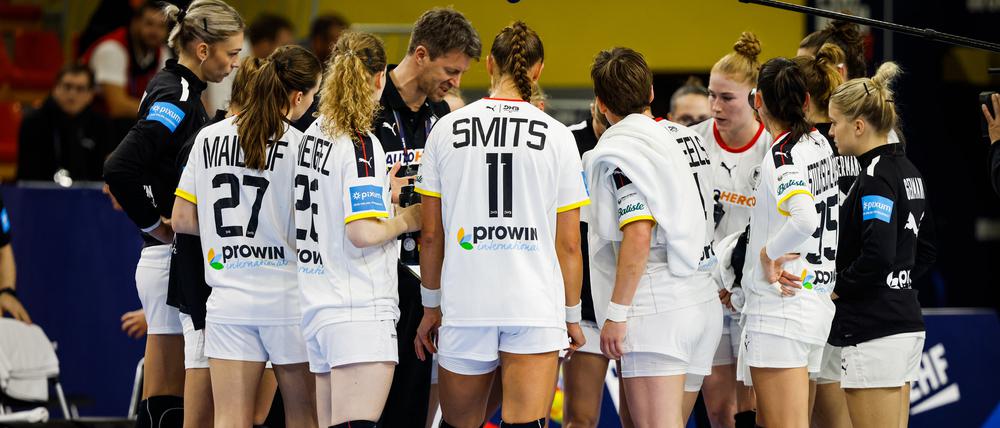 Die deutschen Handballerinnen bei einer Besprechung während des Spiels gegen Rumänien. 