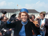 Mit Perlenkette. Verkleidet als Königin Beatrix der Niederlande posiert Hape Kerkeling am 25. April1991 vor Schloss Bellevue. Foto: picture alliance / dpa