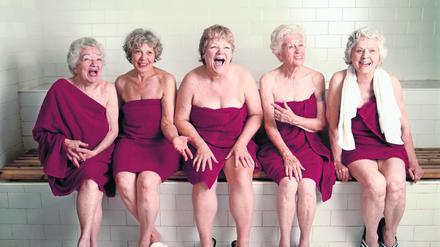 Wie stellt man gerade in schwierigen Zeiten diese Generation zufrieden? Fröhliches Damenkränzchen in der Sauna.