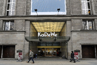 Haupteingang des Berliner Kaufhauses KaDeWe in der Tauentzienstraße in Berlin-Charlottenburg. Foto: imago/imagebroker