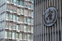 Das Logo der Weltgesundheitsorganisation hängt an einer Fassade am Hauptsitz in Genf. Foto: Salvatore Di Nolfi/KEYSTONE/dpa