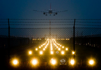 Am Flughafen Tegel gilt von 23 Uhr bis 5.59 Uhr Nachtflugverbot. Ausnahmen gibt es nur für Post-, Ambulanz- und Regierungsmaschinen. Foto: Patrick Pleul/dpa