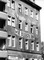 Eine bemalte Hausfassade in Berlin-Kreuzberg demonstriert das Vorhaben der Hausbesetzer, die dauerhaft in dem Haus bleiben wollen. Dies war eines von vielen Häusern, die seitdem besetzt wurden. Die Hausbesetzerbewegung war Teil einer neuen Protest- und Widerstandskultur. Eine Aufnahme aus dem Jahre 1979.