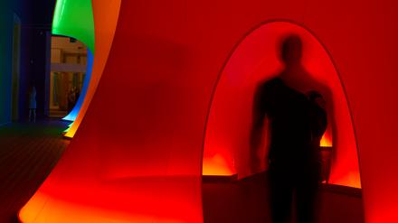 Tief eintauchen ins Rot: Aleksandra Kasubas „Spectral Passage“ (1975) in der Ausstellung „In anderen Räumen“.