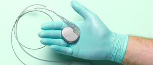 
Herzschrittmacher retten Leben, müssen bevor sie Patient:innen eingesetzt werden aber erneut zertifiziert werden.