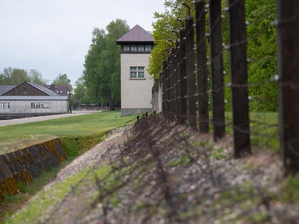 Ein Zaun und ein Wachturm der Gedenkstätte des Konzentrationslagers Dachau.
