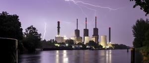 Gewitter entladen sich über dem Heizkraftwerk Lichterfelde in Berlin. Das Gas- und Dampfturbinen-Heizkraftwerk mit Kraft-Wärme-Kopplung wird mit Erdgas betrieben. Honorarpflichtig nach Anstrich Honorar