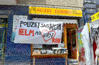 Im Kreuzberger Kiez rund um die Gerhart-Hauptmann-Schule hängen mittlerweile an vielen Fenstern Solidaritätsbekundungen.