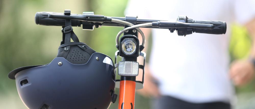 Ein Helm schützt Fahrer von Elektro-Tretroller bei schweren Unfällen.