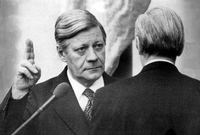 Knapp zwei Stunden nach seiner erneuten Wahl durch den Deutschen Bundestag wird Helmut Schmidt am 15.12.1976 als Bundeskanzler vereidigt. Foto: dpa