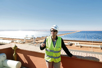 Umweltministerin Barbara Hendricks (SPD) hat das marokkanische Solarkraftwerk in Ouarzazate besucht. Die Finanzierung dieses größten Solarkomplexes der Welt kommt zum Teil auch aus Deutschland. Foto: Sascha Hilgers/dpa