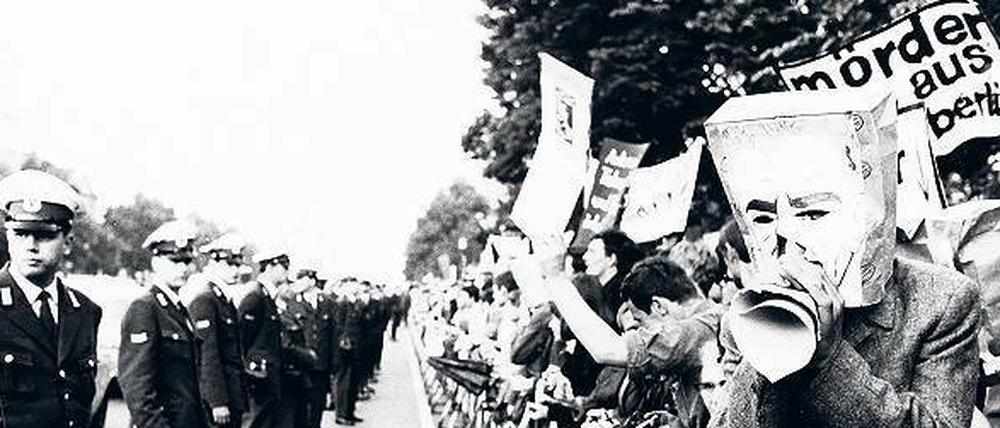 Gegen den Schah. Uniformierte und Demonstranten am 2. Juni 1967. Am Abend wird der Student Benno Ohnesorg von einem Polizisten erschossen. 