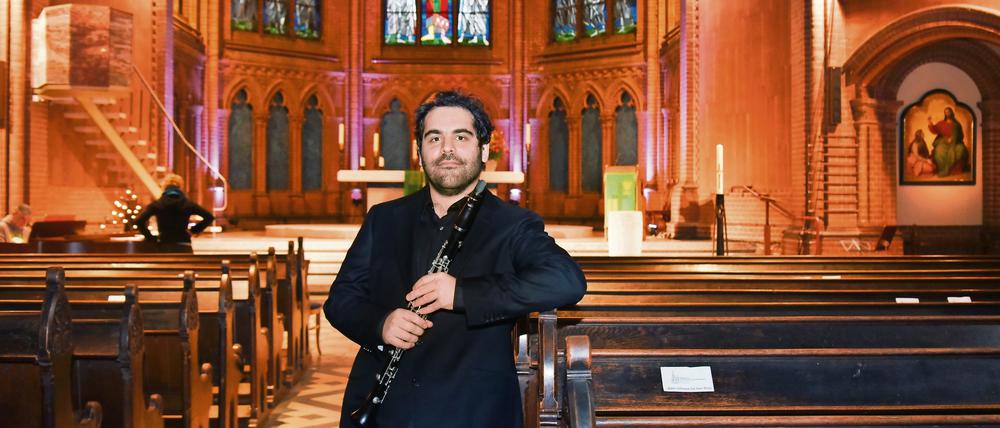 Der Klarinettist Nur Ben Shalom, aufgenommen am 29. Oktober 2020 in der Apostel-Paulus-Kirche in der Akazienstraße 18 in Berlin-Schöneberg. 

Foto: Kitty Kleist-Heinrich