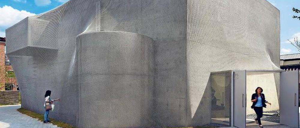 Glanzstück. Die Kukje Galerie wird von einem Stahlgewebe überzogen, eine Idee des New Yorker Architekturbüros SO–IL.