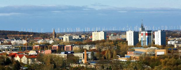 Nur bei gutem Wetter zu sehen: Windräder nordwestlich der Potsdamer Stadtgrenze. 