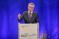 Bundesinnenminister Thomas de Maiziere (CDU) spricht am 18.11.2015 auf der Herbsttagung des Bundeskriminalamtes (BKA) im Kurfürstlichen Schloss in Mainz (Rheinland-Pfalz). N Foto: dpa